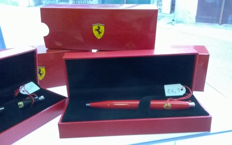 Idées cadeaux à offrir ou à s'offrir : stylo roller Ferrari®